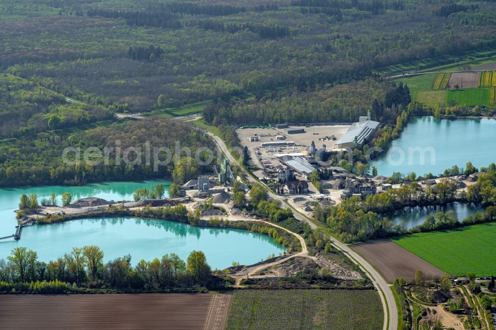 Aerial photograph Kenzingen - Lake shore and overburden areas of the quarry lake and gravel open pit VOGEL-BAU GmbH - Kieswerk Kenzingen in Kenzingen in the state Baden-Wuerttemberg, Germany
