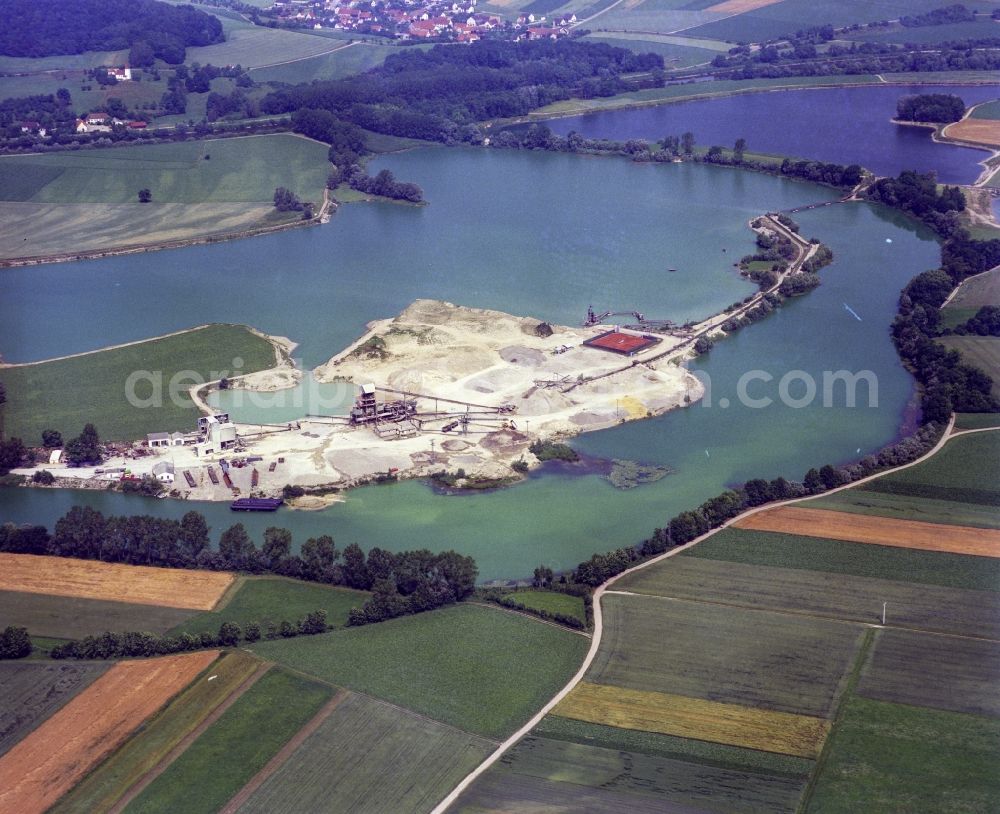 Aerial image Donauwörth - Lake shore and overburden areas of the quarry lake and gravel open pit of Wanner & Maerker Beteiligungs GmbH in Donauwoerth in the state Bavaria, Germany