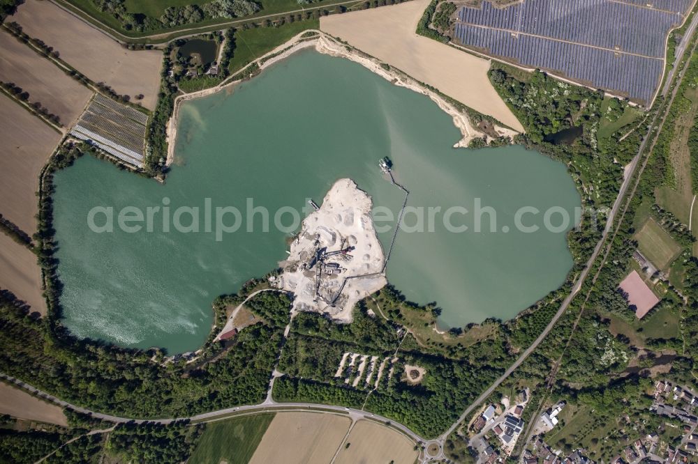 Wintersdorf from the bird's eye view: Lake shore and overburden areas of the quarry lake and gravel open pit in Wintersdorf in the state Baden-Wuerttemberg, Germany
