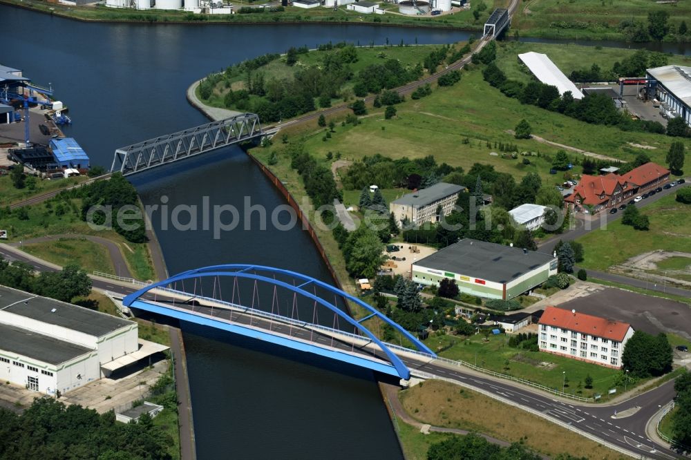 Genthin from the bird's eye view: Railway bridge and blue steel arc bridge with the federal road B1 across the Elbe-Havel-Canal in the Northeast of Genthin in the state of Saxony-Anhalt