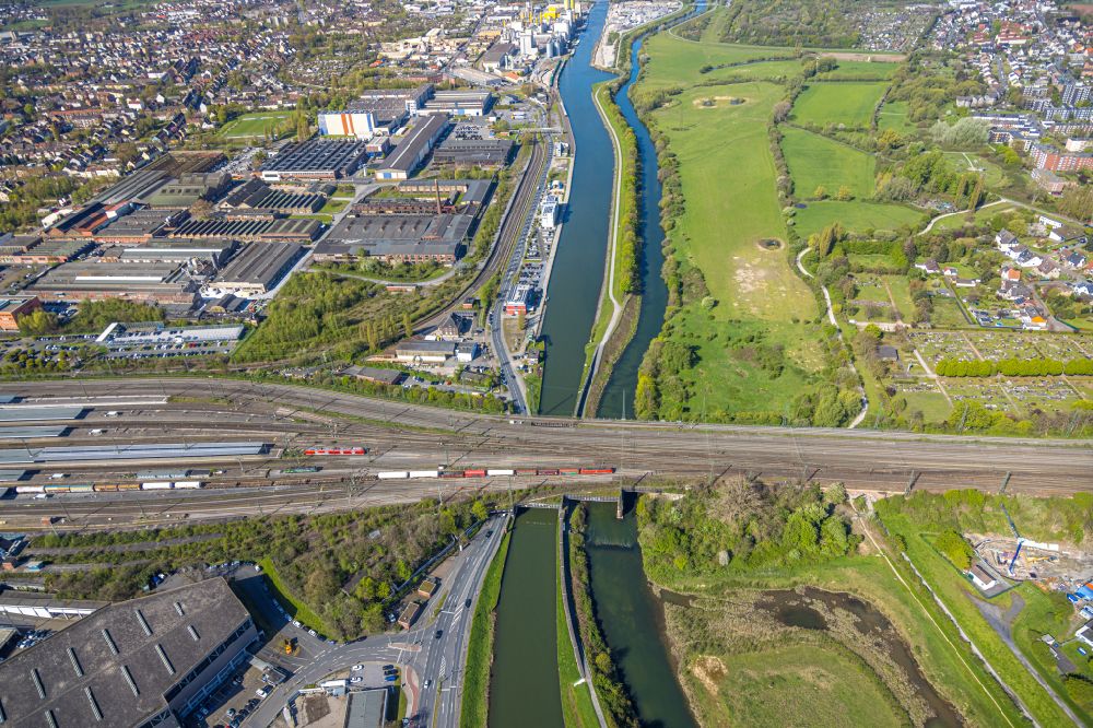 Aerial photograph Hamm - Railway bridge structure for routing the railway tracks over the river Lippe and the Datteln-Hamm Canal in the district of Heessen in Hamm in the Ruhr area in the state of North Rhine-Westphalia, Germany