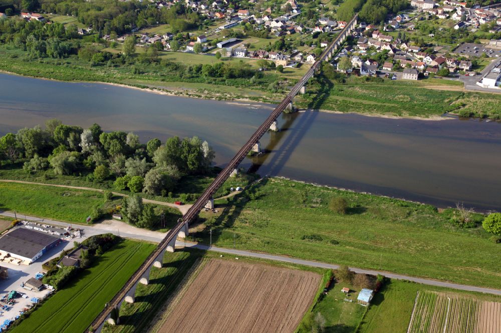 Aerial photograph Poilly-Lez-Gien - Railway bridge building to route the train tracks over the Loire in Poilly-Lez-Gien in Centre-Val de Loire, France