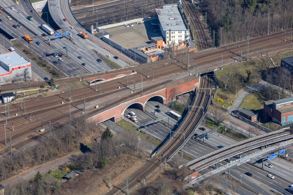 Berlin from the bird's eye view: Railway bridge building to route the train tracks der Fern- und Regionalbahn about the Stadtautobahn A100 in Berlin, Germany