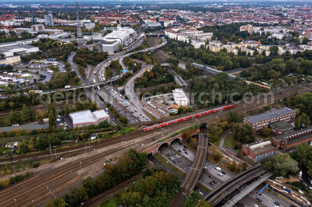 Aerial photograph Berlin - Railway bridge building to route the train tracks der Fern- und Regionalbahn about the Stadtautobahn A100 in Berlin, Germany