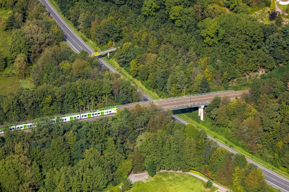 Gevelsberg from the bird's eye view: Railway bridge building to route the train tracks on street Eichholzstrasse in the district Heck in Gevelsberg in the state North Rhine-Westphalia, Germany