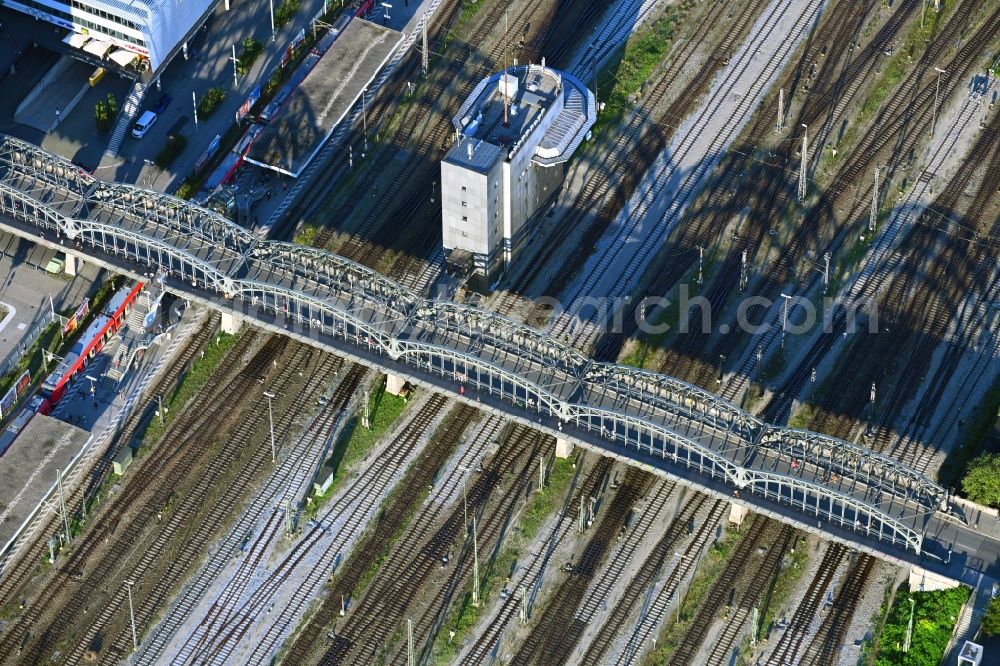 München from above - Railway bridge building to route the train tracks Hackerbruecke on an der Grasserstrasse in the district Maxvorstadt in Munich in the state Bavaria, Germany
