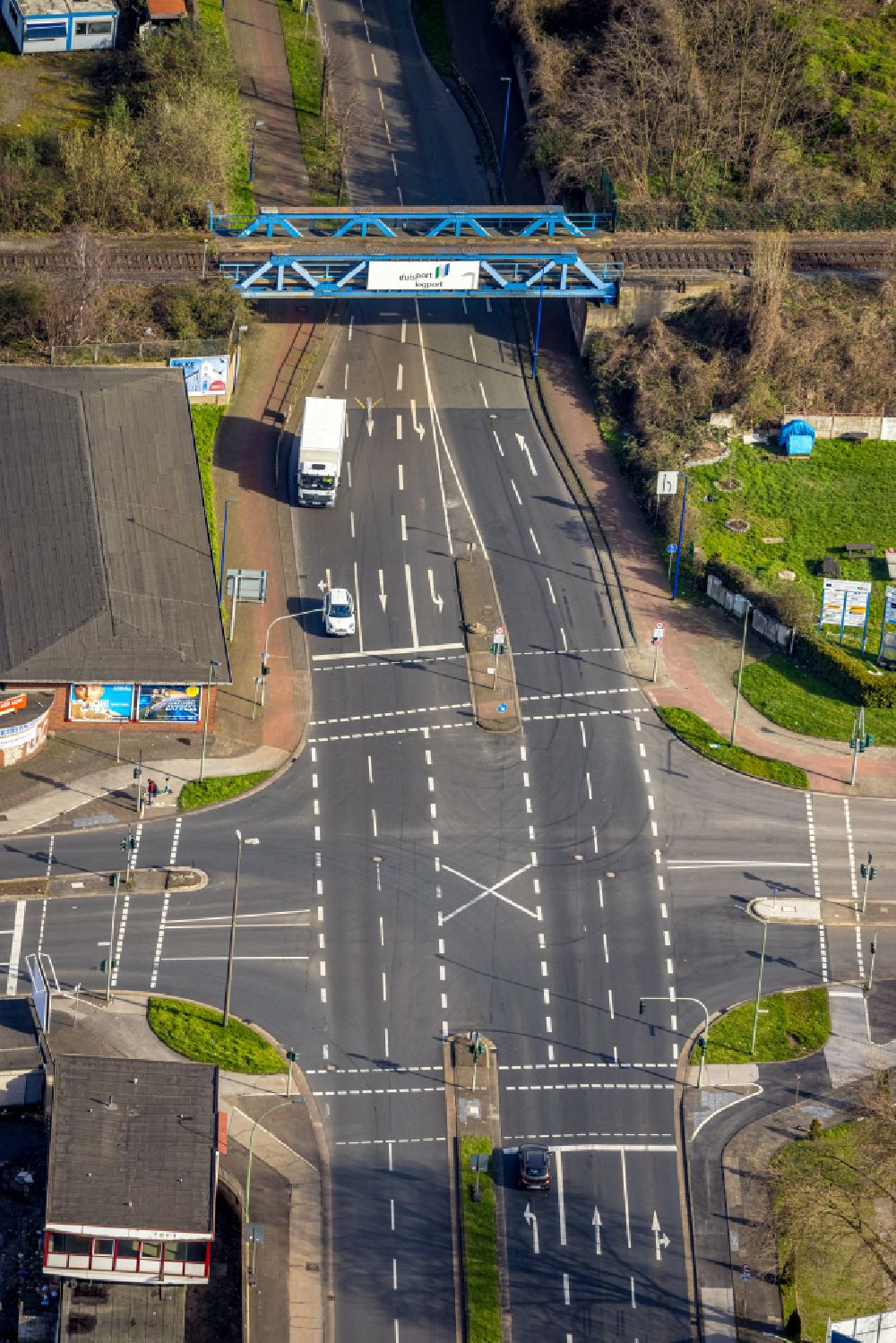 Aerial photograph Duisburg - Railway bridge building to route the train tracks in the district Friemersheim in Duisburg at Ruhrgebiet in the state North Rhine-Westphalia, Germany