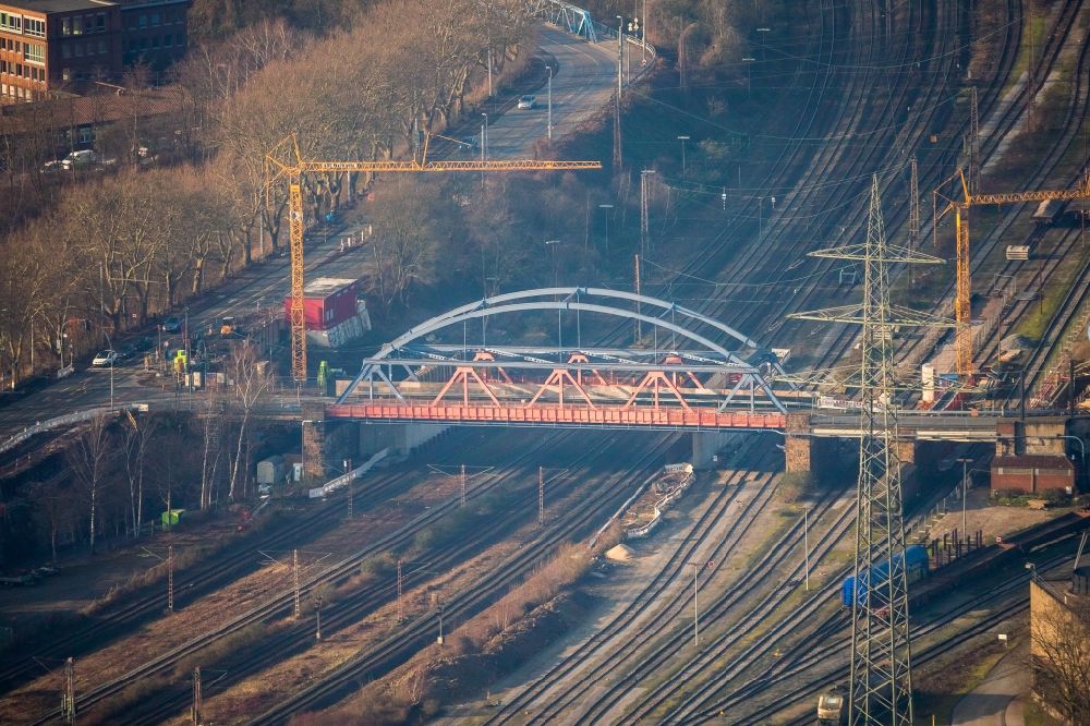 Aerial photograph Mülheim an der Ruhr - Railway bridge building to route the train tracks of B 223 Oberhausener Strasse in Muelheim on the Ruhr in the state North Rhine-Westphalia, Germany