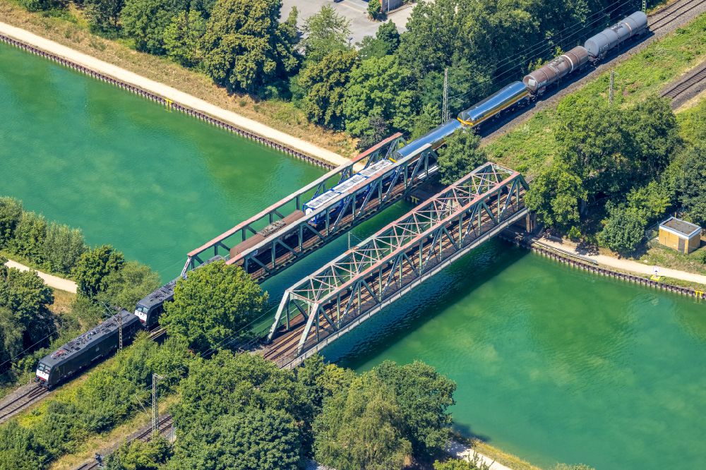 Aerial image Voerde (Niederrhein) - Railway bridge building to route the train tracks of Wesel-Datteln-Kanalruecke in Voerde (Niederrhein) at Ruhrgebiet in the state North Rhine-Westphalia, Germany