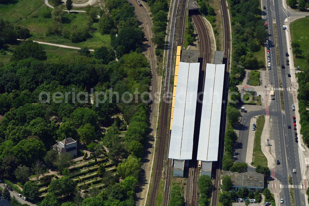 Aerial photograph Berlin - Station building and track systems of the S-Bahn station and U-Bahnhof Wuhletal on street Altentreptower Strasse in the district Kaulsdorf in Berlin, Germany