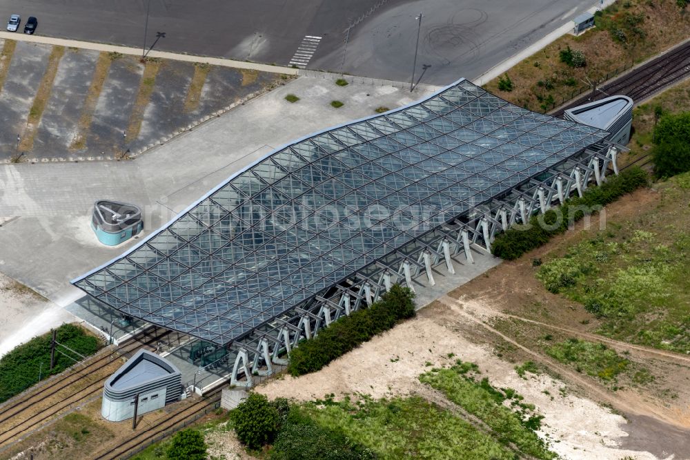 Hannover from the bird's eye view: Station building and track systems of the S-Bahn station Hannover Messe/Ost (EXPO-Plaza) in the district Bemerode in Hannover in the state Lower Saxony, Germany