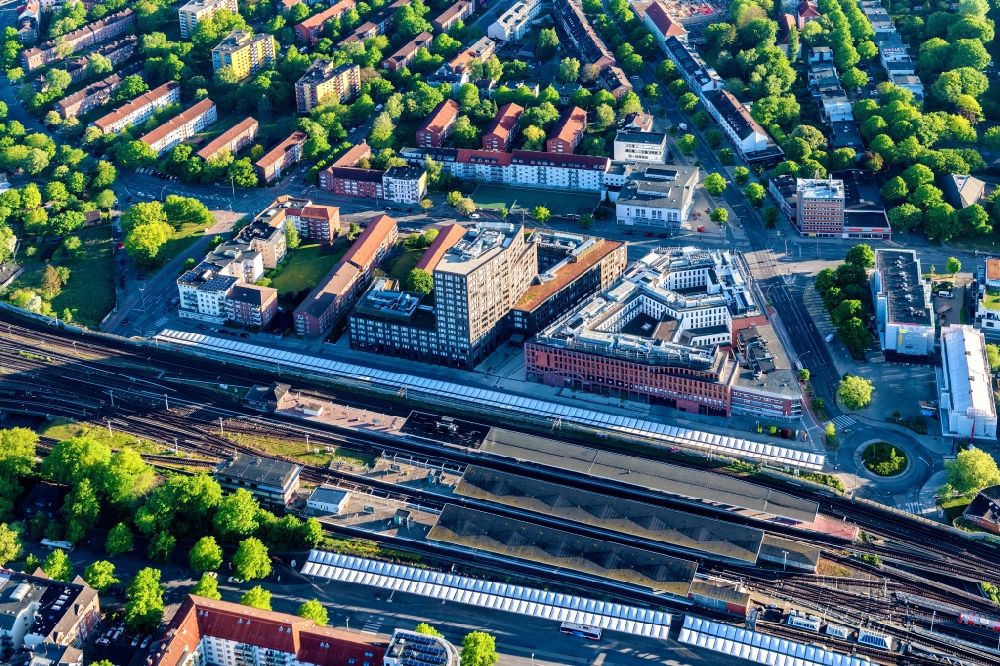 Aerial image Hamburg - Station building and track systems of the S-Bahn station Barmbek with the shopping mall - of the shopping arcade Die Fuhle on Fuhlsbuettler Strasse in the district Barmbek in Hamburg, Germany