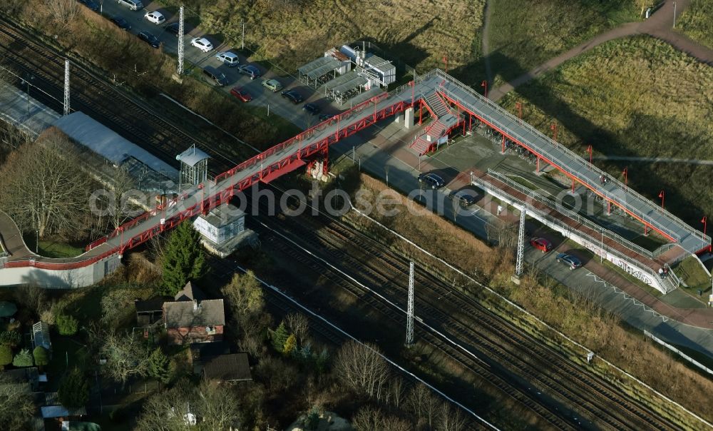 Hohen Neuendorf from the bird's eye view: Station building and track systems of the S-Bahn station in Bergfelde in the state Brandenburg