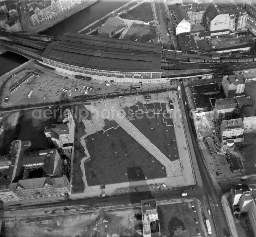 Aerial image Berlin - Station building and track systems of the S-Bahn station Friedrichstrasse on place Georgenstrasse - Dorotheenstrasse in the district Mitte in Berlin, Germany