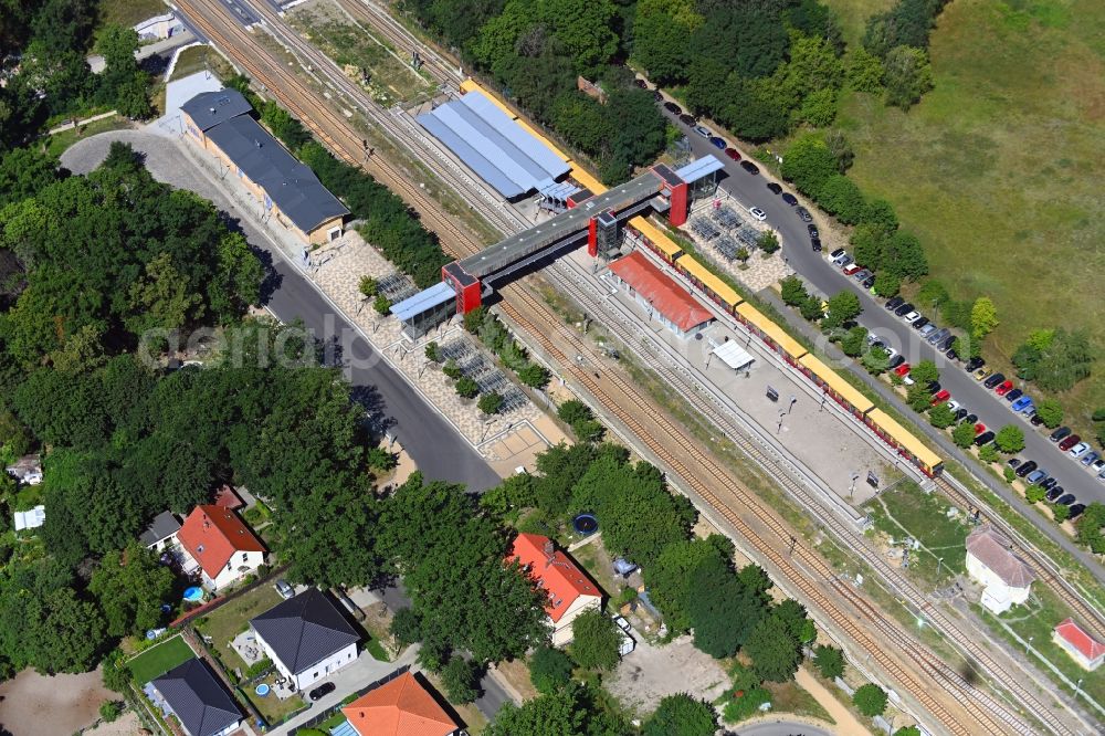 Aerial image Hoppegarten (Mark) - Station building and track systems of the S-Bahn station in Hoppegarten (Mark) in the state Brandenburg, Germany