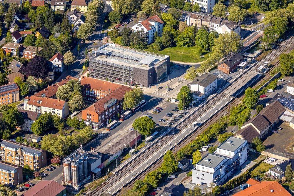 Aerial image Kamen - Station building and track systems of the S-Bahn station Kamen with parking garage in Kamen in the state North Rhine-Westphalia, Germany