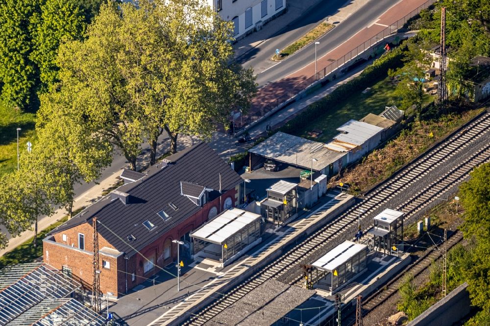 Kamen from above - Station building and track systems of the S-Bahn station Kamen in Kamen in the state North Rhine-Westphalia, Germany