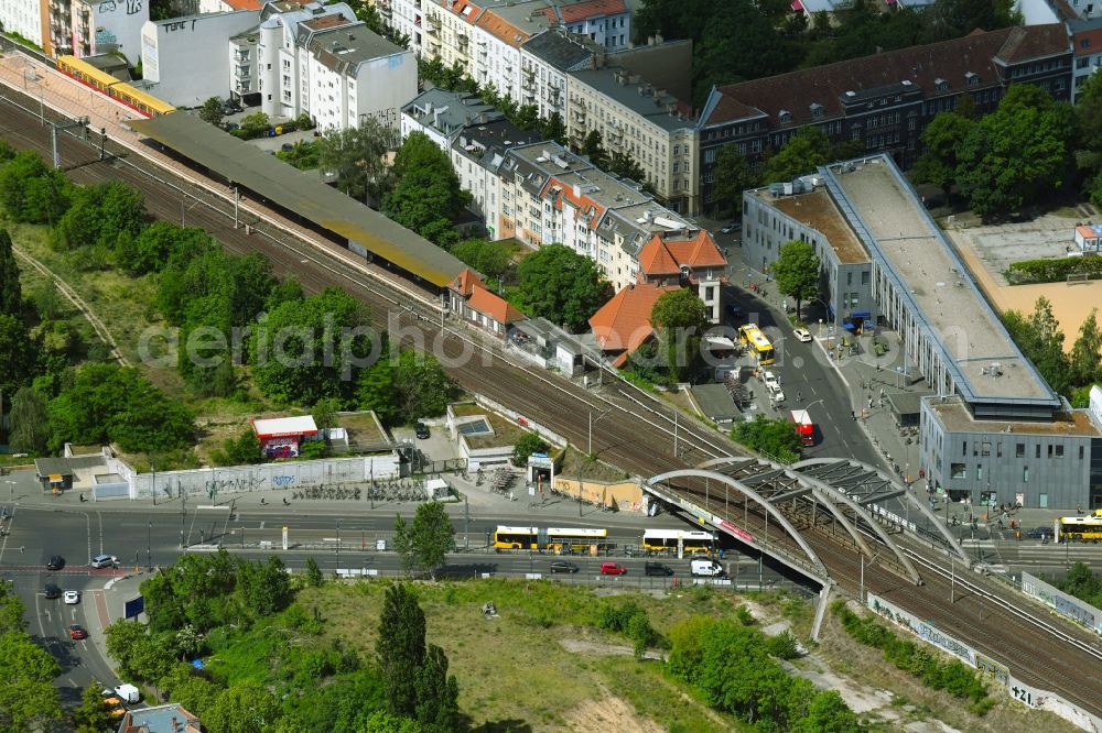 Aerial photograph Berlin - Station building and track systems of the S-Bahn station Florastrasse - Berliner Strasse in the district Pankow in Berlin, Germany