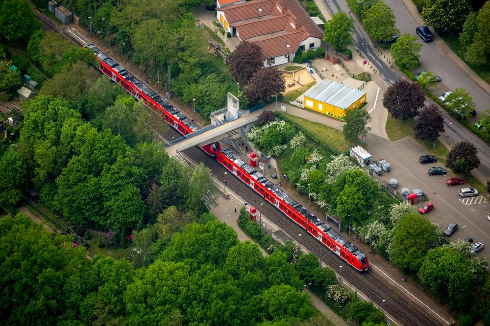 Aerial photograph Gevelsberg - Station building and track systems of the S-Bahn station with train of Deutschen Bahn and pedestrian bridge at Burbecker street in Gevelsberg in the state North Rhine-Westphalia
