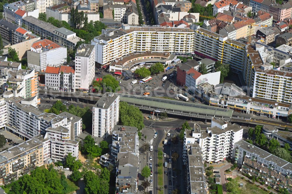 Aerial image Berlin - Station building and track systems of Metro subway station Kottbusser Tor on street Reichenberger Strasse in the district Kreuzberg in Berlin, Germany
