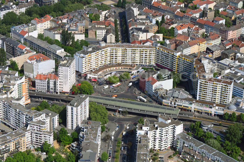 Aerial photograph Berlin - Station building and track systems of Metro subway station Kottbusser Tor on street Reichenberger Strasse in the district Kreuzberg in Berlin, Germany