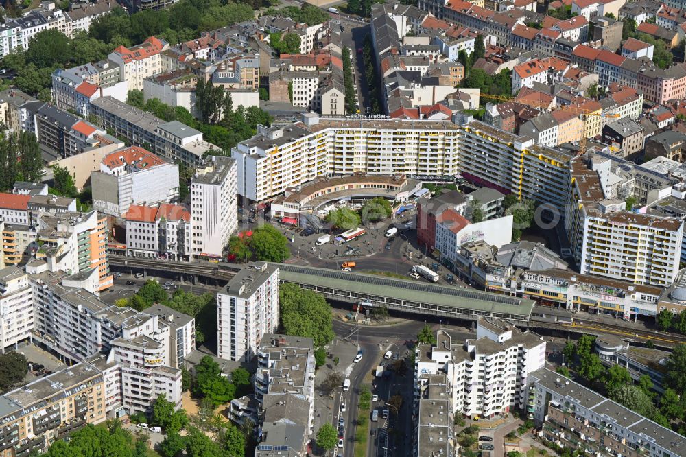 Berlin from the bird's eye view: Station building and track systems of Metro subway station Kottbusser Tor on street Reichenberger Strasse in the district Kreuzberg in Berlin, Germany