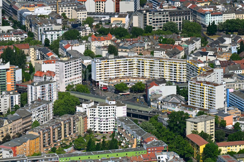 Aerial photograph Berlin - Station building and track systems of Metro subway station Kottbusser Tor on street Reichenberger Strasse in the district Kreuzberg in Berlin, Germany