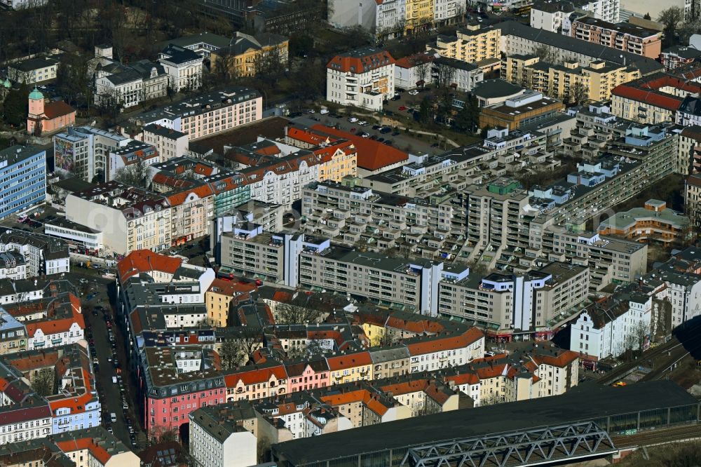Aerial photograph Berlin - Balconies and windows Facade of the high-rise residential development Feurigstrasse - Ebersstrasse in the district Tempelhof-Schoeneberg in Berlin, Germany