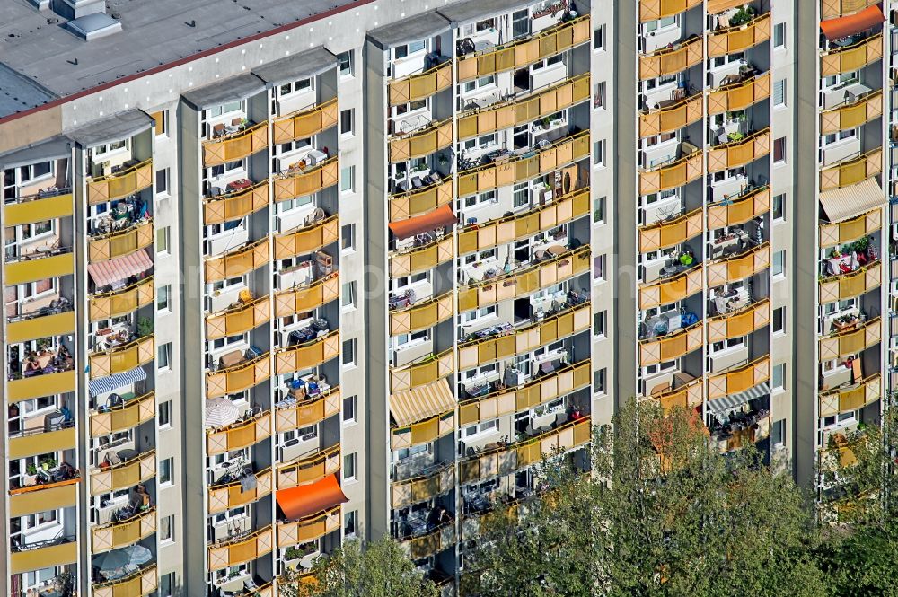 Aerial image Erfurt - Balconies and windows Facade of the high-rise residential development on Friedrich-Engels-Strasse in the district Johannesplatz in Erfurt in the state Thuringia, Germany