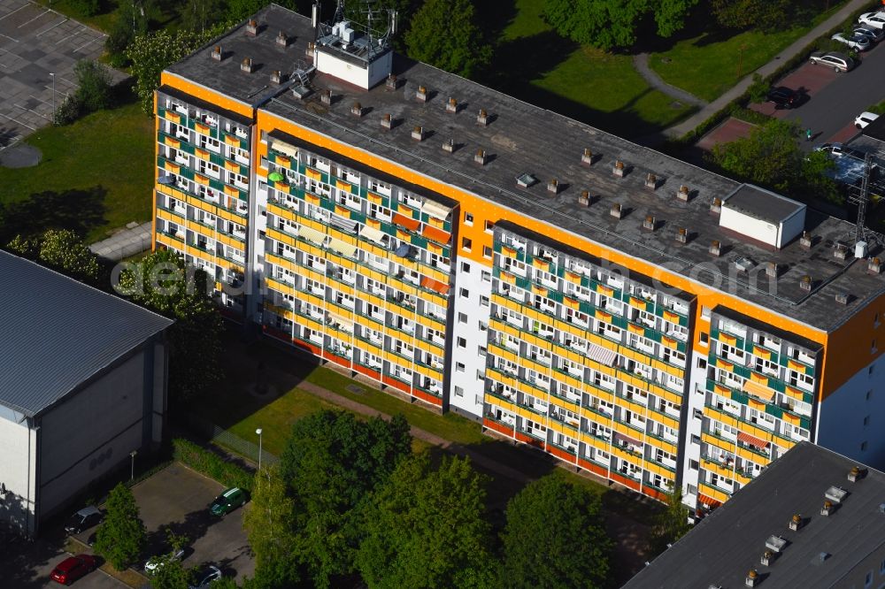 Mühlhausen from the bird's eye view: Balconies and windows Facade of the high-rise residential development on Feldstrasse in Muehlhausen in the state Thuringia, Germany
