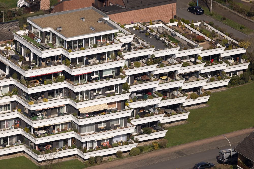 Aerial photograph Schermbeck - Balconies and windows Facade of the high-rise residential development on street Im Trog in Schermbeck in the state North Rhine-Westphalia, Germany