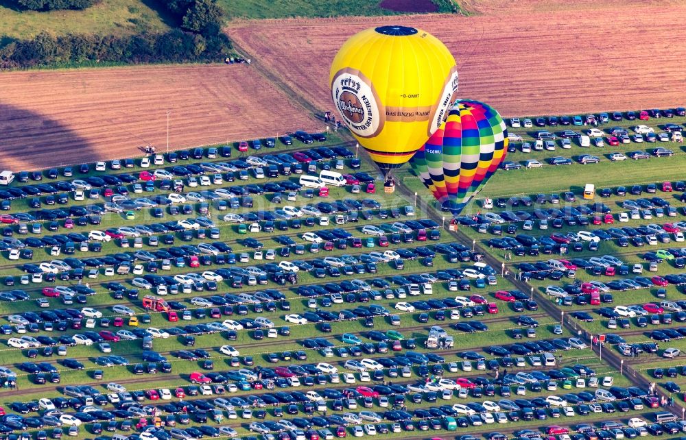 Warstein from the bird's eye view: Hot air balloons at balloon festival Warsteiner Internationale Montgolfiade flying over the airspace in Warstein in the state North Rhine-Westphalia, Germany