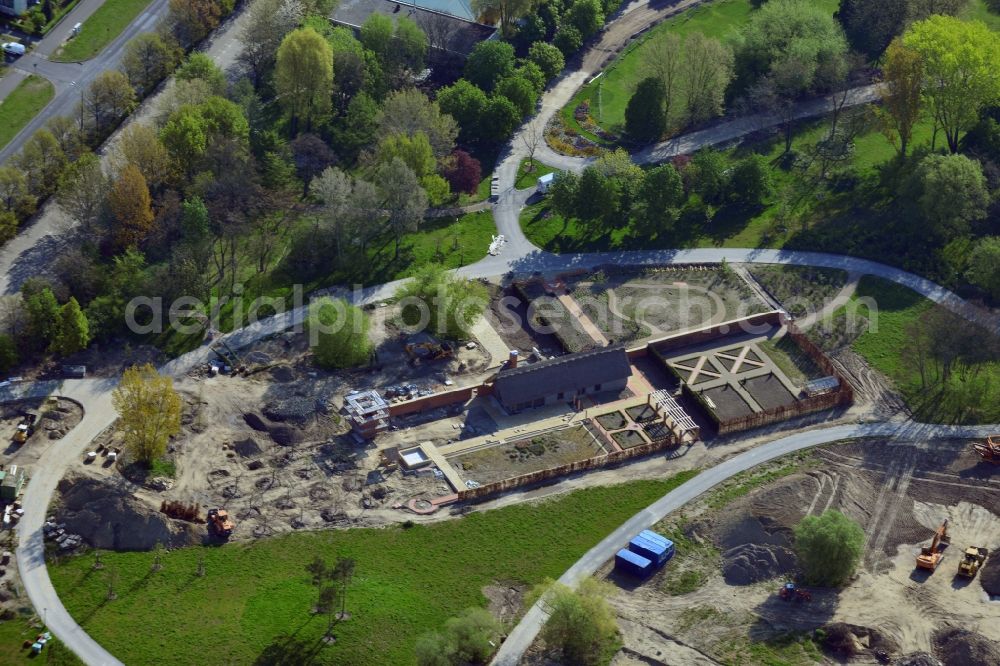 Berlin from the bird's eye view: Construction work for the redesign on the area of the recreational park Marzahn because of the IGA 2017. The heart of the International gerden exibition will be the Gaerten der Welt. The Kienberg and parts of Wuhle valley will be included. To be built are hillside terraces and a bridge over the Wuhle and Wuhleteich until the beginning of the exhibition