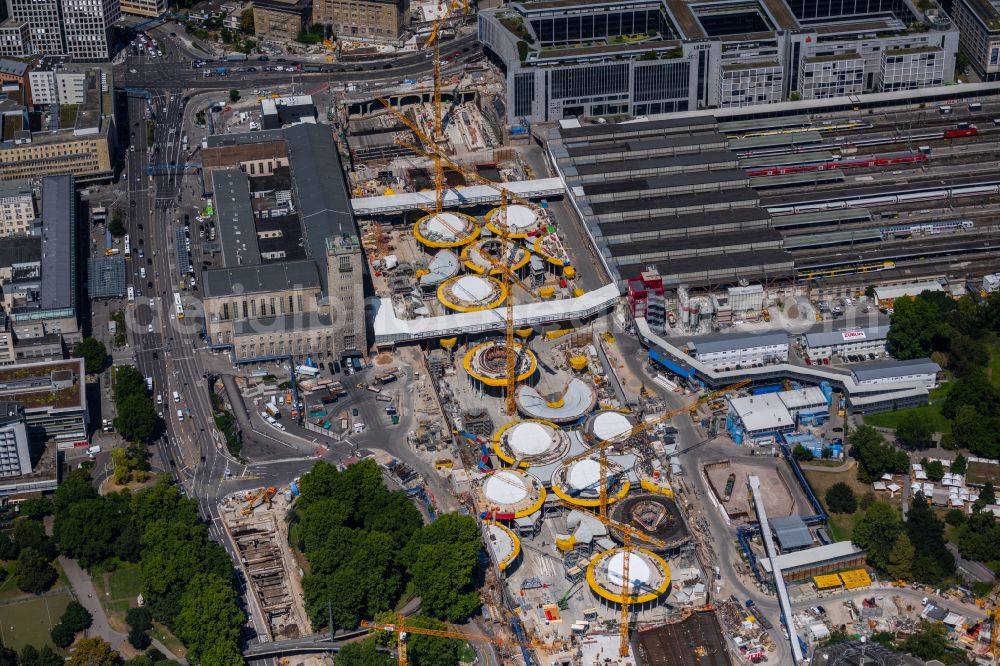 Aerial photograph Stuttgart - Building of the main station of the railway and construction site for the development project Stuttgart 21 on place Arnulf-Klett-Platz in the district Stadtzentrum in Stuttgart in the state of Baden-Wurttemberg