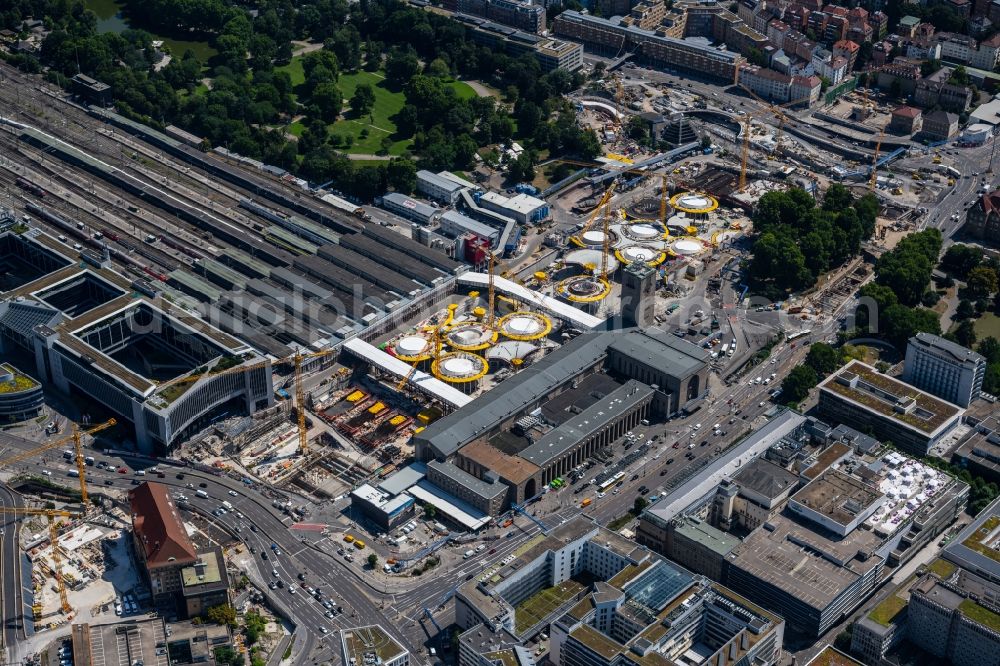 Aerial photograph Stuttgart - Building of the main station of the railway and construction site for the development project Stuttgart 21 in the district Stadtzentrum in Stuttgart in the state of Baden-Wurttemberg