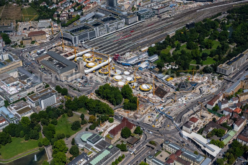 Stuttgart from the bird's eye view: Building of the main station of the railway and construction site for the development project Stuttgart 21 in the district Stadtzentrum in Stuttgart in the state of Baden-Wurttemberg
