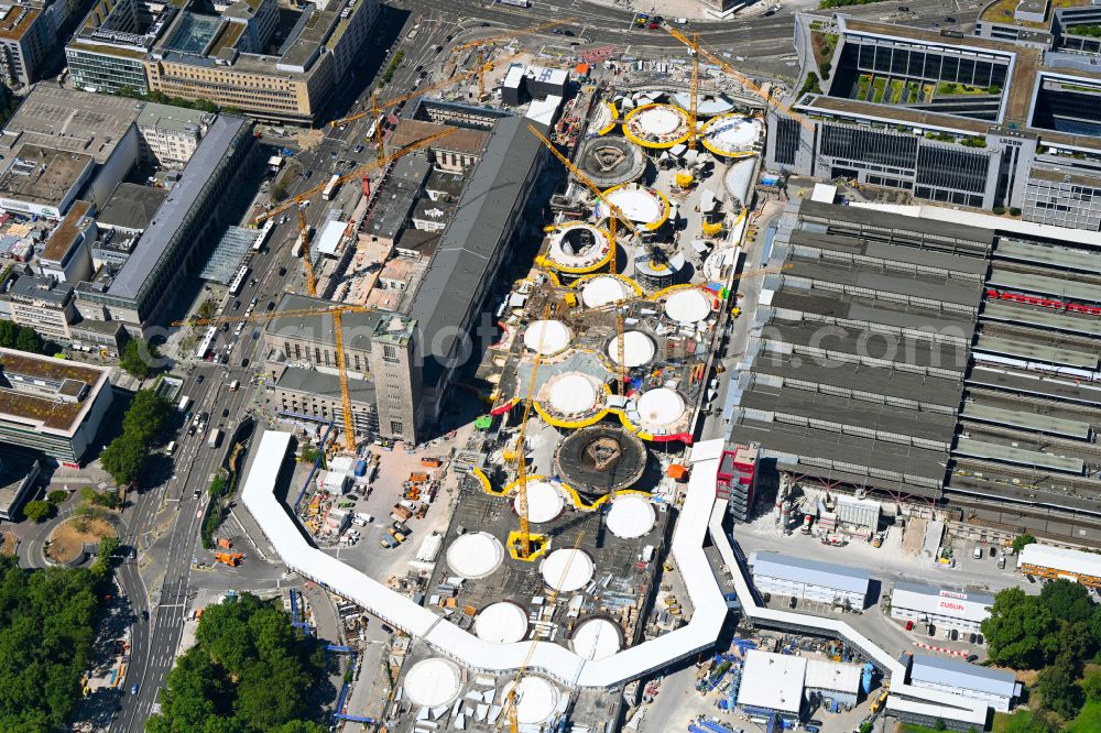 Aerial image Stuttgart - Building of the main station of the railway and construction site for the development project Stuttgart 21 on place Arnulf-Klett-Platz in the district Stadtzentrum in Stuttgart in the state of Baden-Wurttemberg