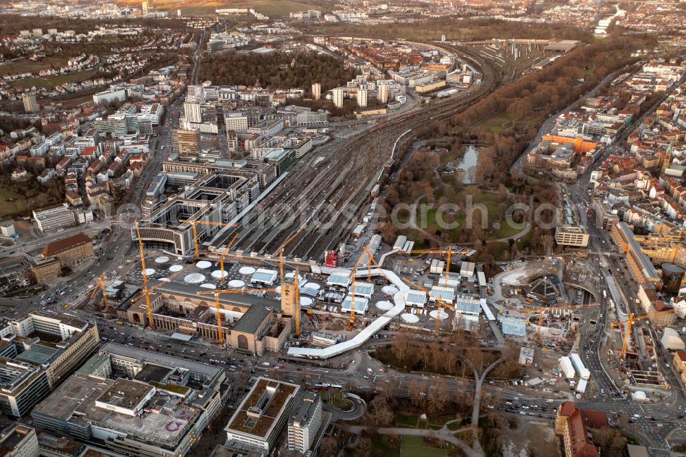 Aerial photograph Stuttgart - Building of the main station of the railway and construction site for the development project Stuttgart 21 on place Arnulf-Klett-Platz in the district Stadtzentrum in Stuttgart in the state of Baden-Wurttemberg
