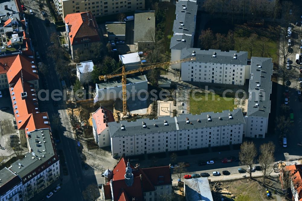 Aerial image Berlin - Construction site BAUGEMEINSCHAFT PARK 73 for the construction of gaps along the multi-family house residential housing estate on Parkstrasse in the district Weissensee in Berlin, Germany