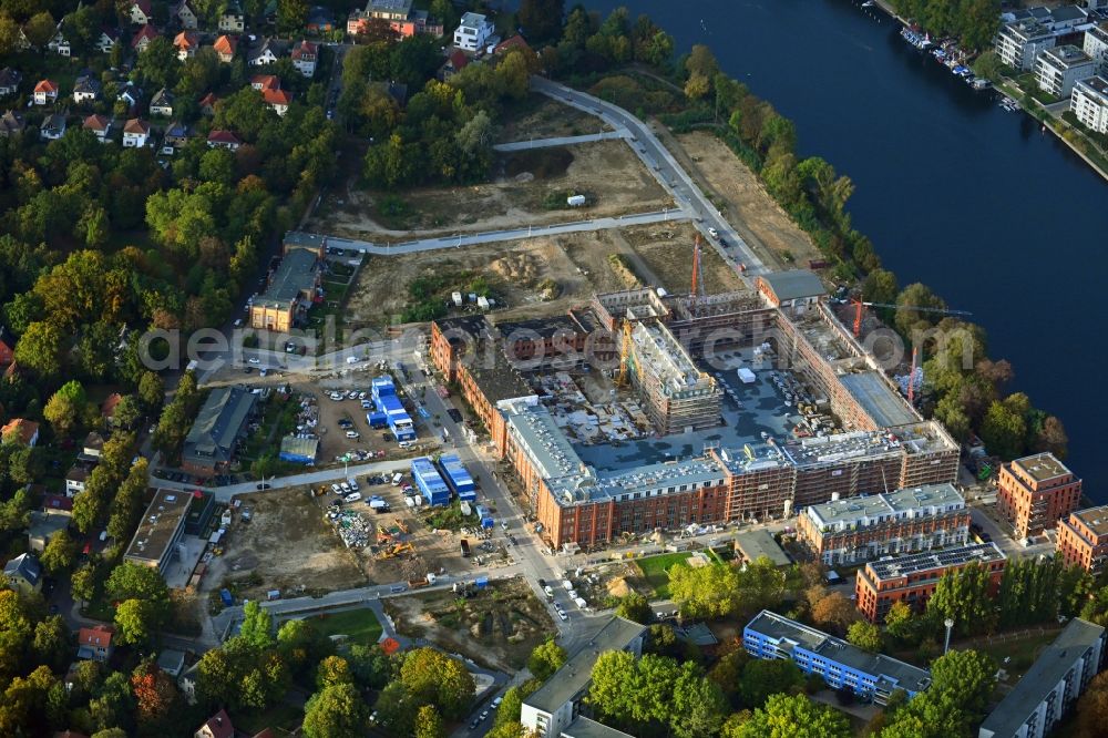 Aerial photograph Berlin - Reconstruction and expansion - construction site of the buildings and halls of the old REWATEX laundry in the district of Spindlersfeld in Berlin, Germany. The Kanton Property development company mbH is building new apartments on the site with the Wasserstadt Spindlersfeld on the listed area