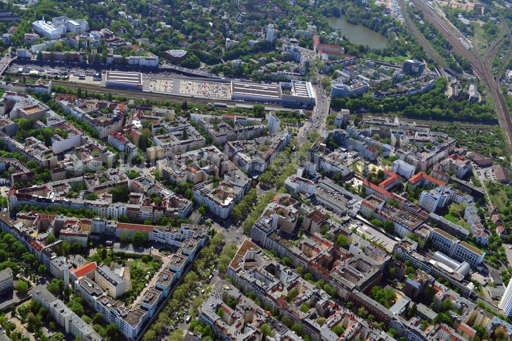 Aerial image Berlin - On the site of a former freight depot on Hallensee rail station in the district of Charlottenburg Wilmersdorf is a BAUHAUS home improvement store with additional retail facilities. The construction market has the near motorway A100 has a good inner-city transport links. In the striking office building at Domstrasse has the tax consultant company RBS Roever BronnerSusat GmbH & Co. KG is relocating. On Rathenauplatz has the Airport Berlin - Schoenefeld Business Centre mbH their office. The Halesee can be seen in the background