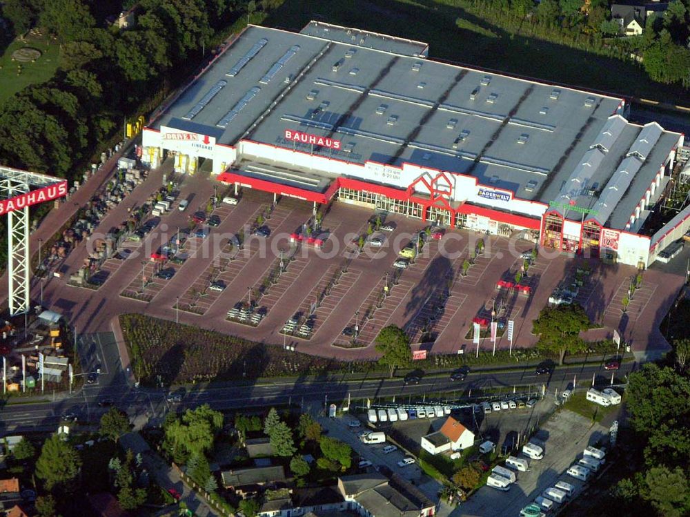 Aerial photograph Birkenwerder (Brandenburg) - Blick auf den an der A10 gelegenen BAUHAUS-Baumarkt in Birkenwerder nahe Berlin. - BAUHAUS GmbH & Co. KG Berlin Hauptstraße 211 16547 Birkenwerder (Brandenburg) Telefon: +49-3303-5206-0