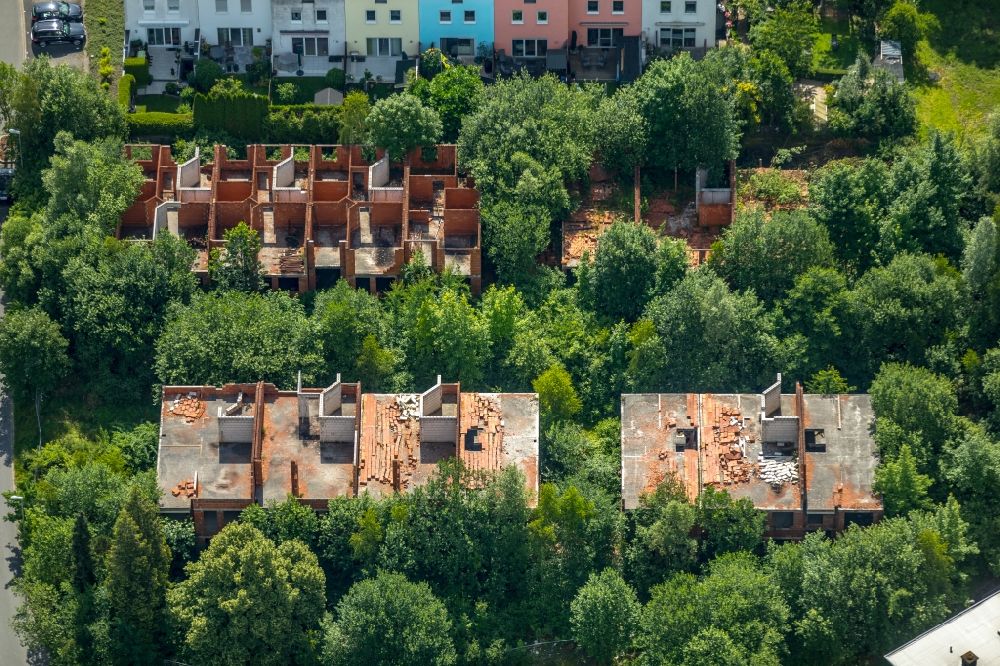 Arnsberg from above - Decaying ruin of construction site with inactive construction site for new construction a row house settlement along Ernst-Koenig-Strasse in Arnsberg in the state North Rhine-Westphalia, Germany