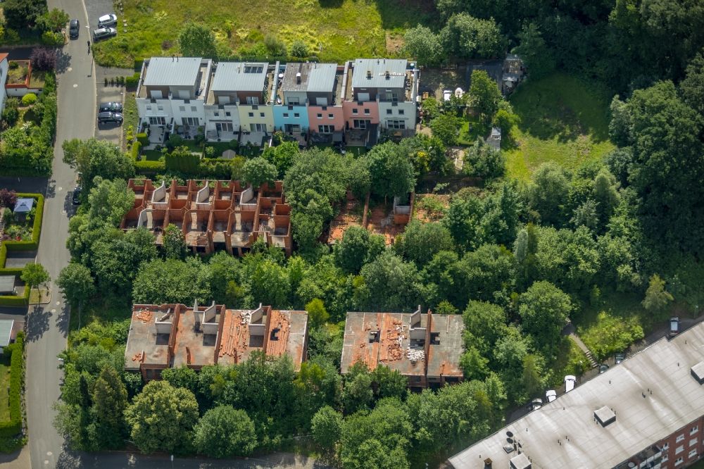 Arnsberg from the bird's eye view: Decaying ruin of construction site with inactive construction site for new construction a row house settlement along Ernst-Koenig-Strasse in Arnsberg in the state North Rhine-Westphalia, Germany