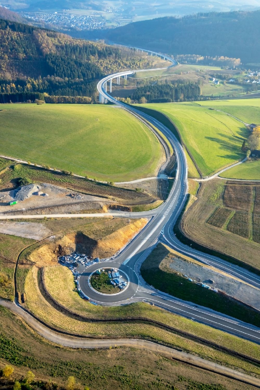 Bestwig from the bird's eye view: Construction site of routing and traffic lanes during the highway exit and access the motorway A 46 with Kreisverkehr and Anschluss on Bandesstrasse B7 in the district Olsberg in Bestwig in the state North Rhine-Westphalia, Germany