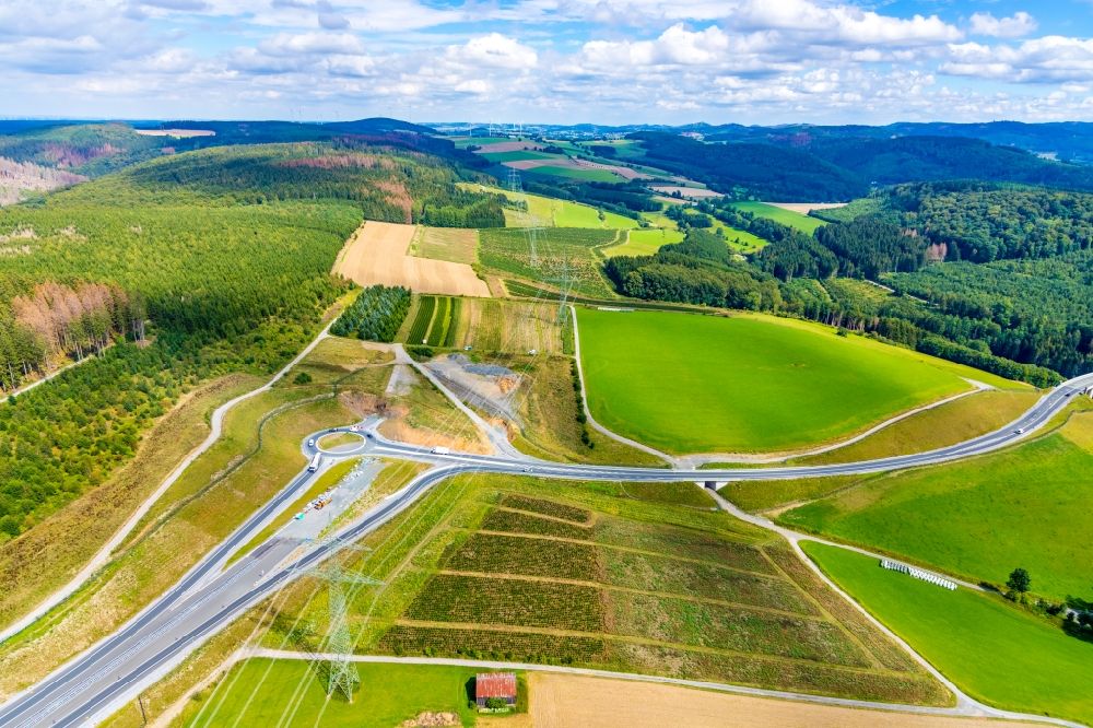 Aerial photograph Bestwig - Construction site of routing and traffic lanes during the highway exit and access the motorway A 46 with Kreisverkehr and Anschluss on Bandesstrasse B7 in the district Olsberg in Bestwig in the state North Rhine-Westphalia, Germany