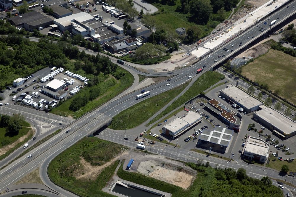 Aerial image Wiesbaden - Construction site of routing and traffic lanes during the highway exit and access the motorway A 643 in Wiesbaden in the state Hesse, Germany