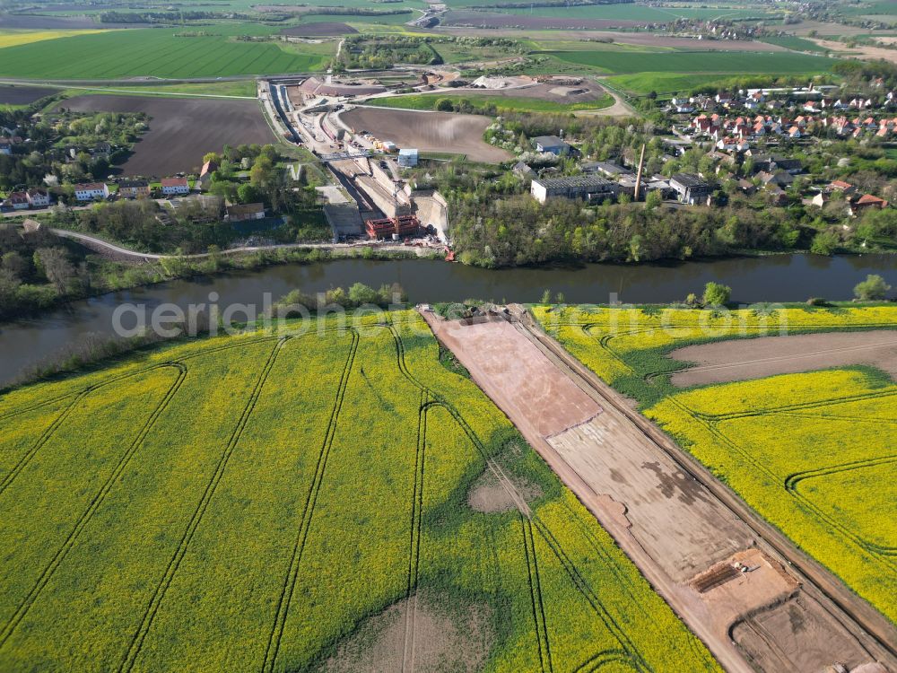 Salzmünde from the bird's eye view: Construction site routing and lanes in the course of the bridge construction of the motorway crossing BAB A143 about the Saale on street Lettiner Strasse in Salzmuende Salzatal in the state Saxony-Anhalt, Germany