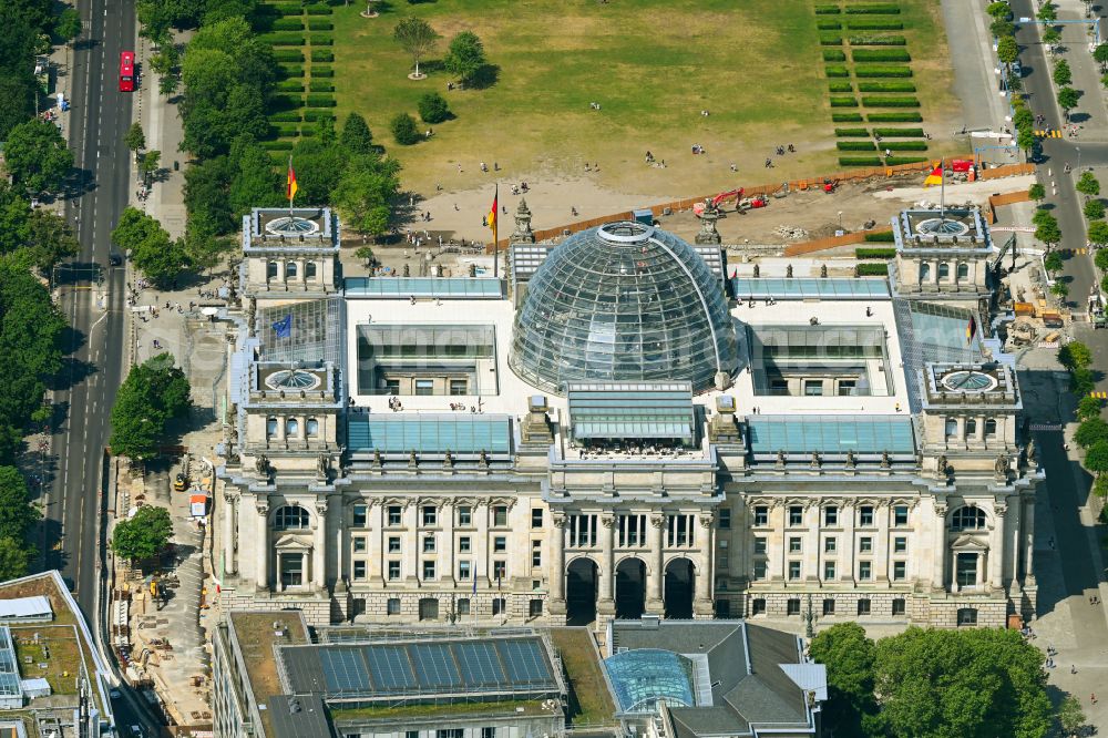 Aerial photograph Berlin - Construction site for the new construction of a visitor and information center with a safety ditch and protective strip in front of the Berlin Reichstag - Reichstag building and seat of the German Bundestag on Platz der Republik in the Mitte district of Berlin