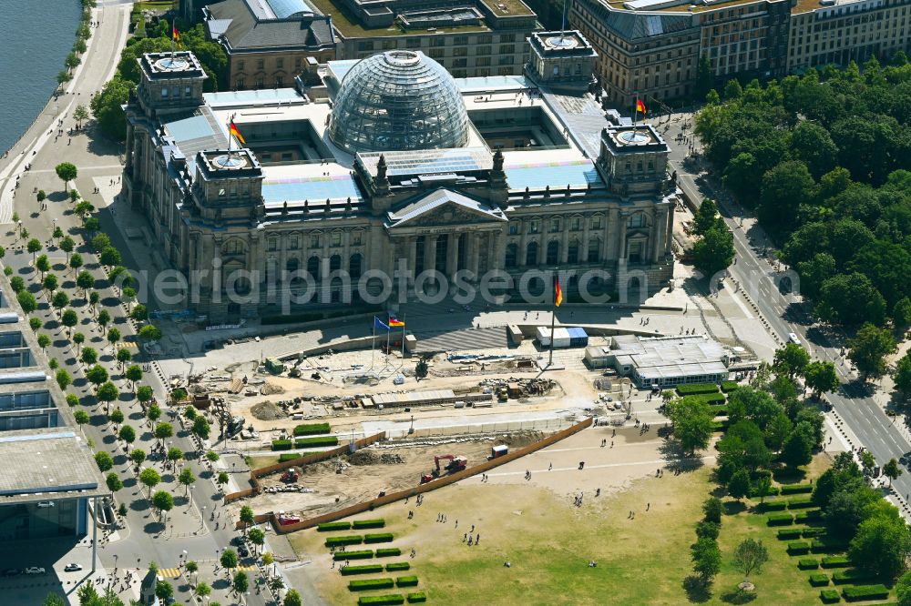 Aerial image Berlin - Construction site for the new construction of a visitor and information center with a safety ditch and protective strip in front of the Berlin Reichstag - Reichstag building and seat of the German Bundestag on Platz der Republik in the Mitte district of Berlin